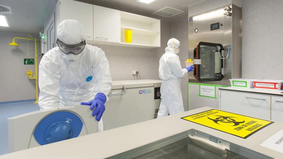 Trabajadores realizan funciones en un laboratorio de bioseguridad UNAV
