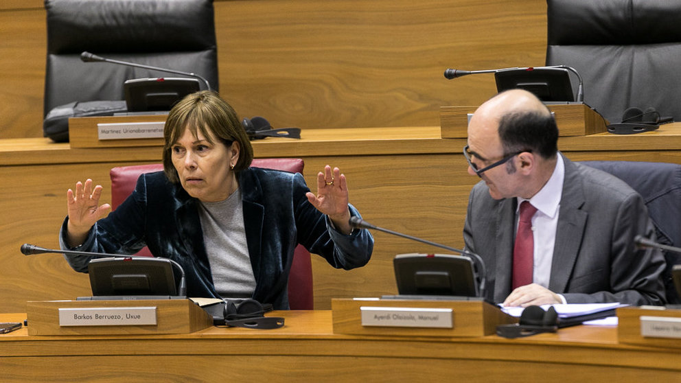 Uxue Barkos durante el pleno del Parlamento de Navarra, junto al vicepresidente Manu Ayerdi. IÑIGO ALZUGARAY