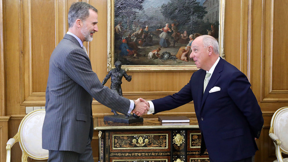 El Rey don Felipe VI saluda al presidente de la Cámara de Comercio, Industria y Servicios de Navarra, Javier Taberna Foto CASA REAL