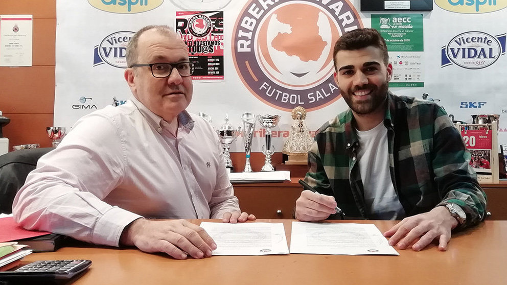 David Pazos firma su nuevo contrato con el presidente del Ribera Navarra. Cedida.