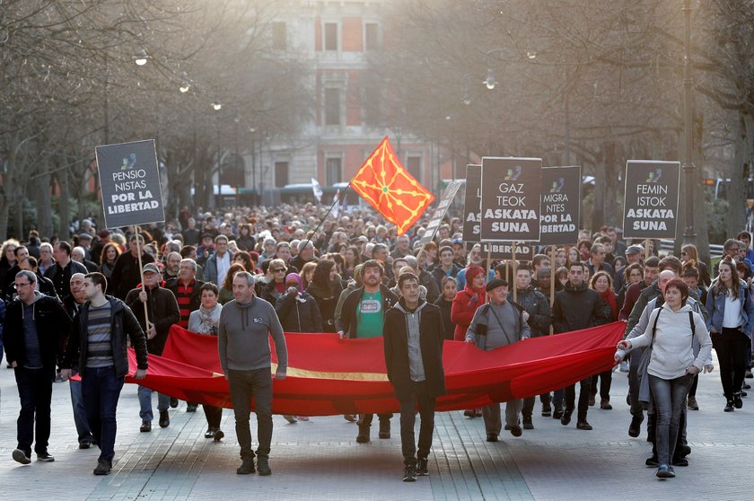 Una manifestación, convocada por diversos colectivos sociales de Navarra, ha recorrido este sábado las calles de Pamplona en defensa de &#34;una sociedad más libre y justa&#34; y en contra &#34;del rebrote fascio-franquista&#34;.  EFE