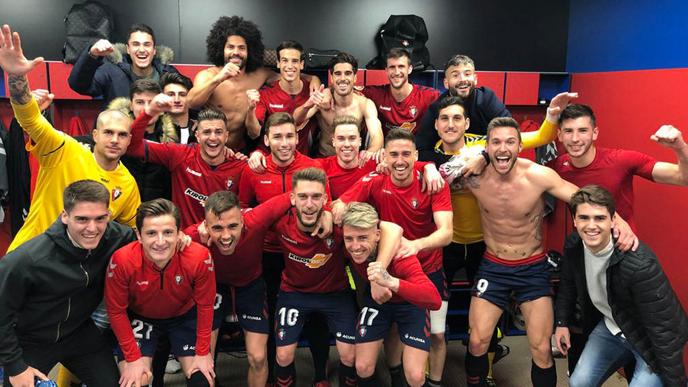 Los jugadores de rojillos celebran la victoria sobre el Zaragoza en el vestuario de El Sadar. Twitter CA Osasuna.