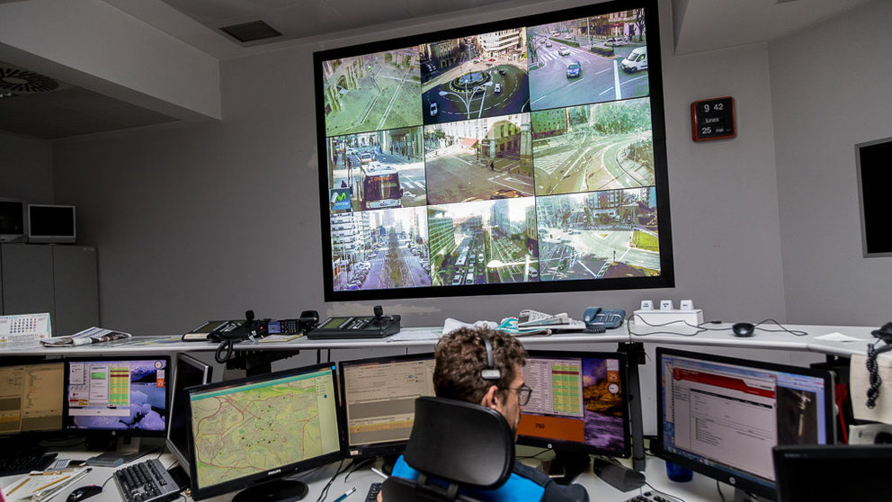Nuevo 'videowall' de Policía Municipal de Pamplona, un sistema multipantalla en el que se visualizan todas las cámaras de la ciudad (16). IÑIGO ALZUGARAY