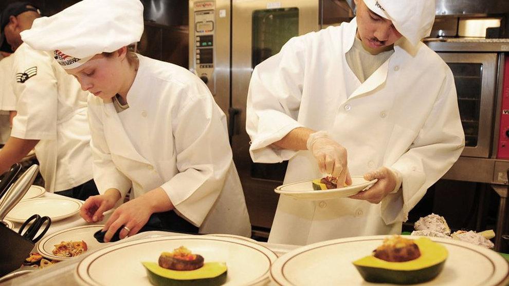 Varios cocineros trabajando en la cocina de un restaurante ARCHIVO