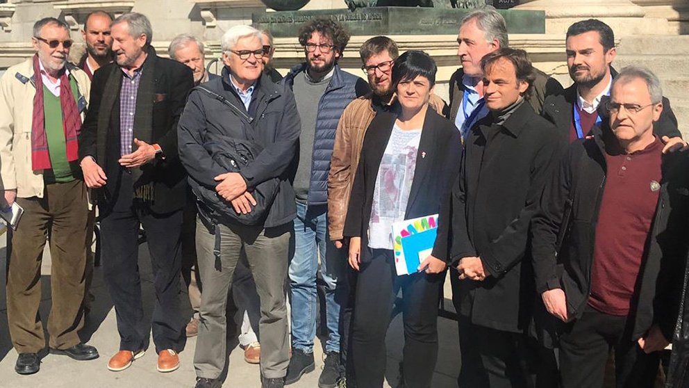 El alcalde de Pamplona, Joseba Asirón, acude al Congreso de los Diputados junto con otros miembros de la Red de Ciudades por la Memoria y la Justicia Foto ehbilduirunea