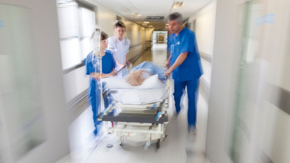Imagen de unos enfermeros, celadores y médicos portando una camilla de urgencia por el pasillo de un hospital para proceder a una operación en quirófano. ARCHIVO