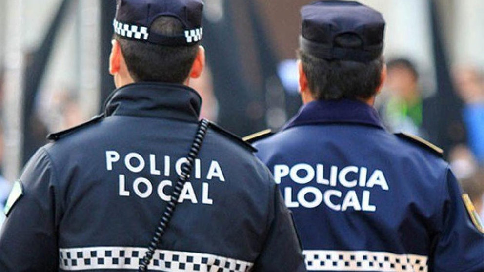 Imagen de dos agentes de una policía local ARCHIVO