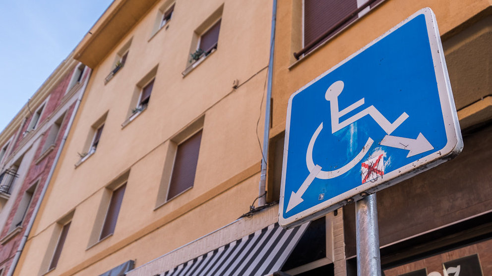Aparcamiento para personas con discapacidad en Pamplona (05). IÑIGO ALZUGARAY
