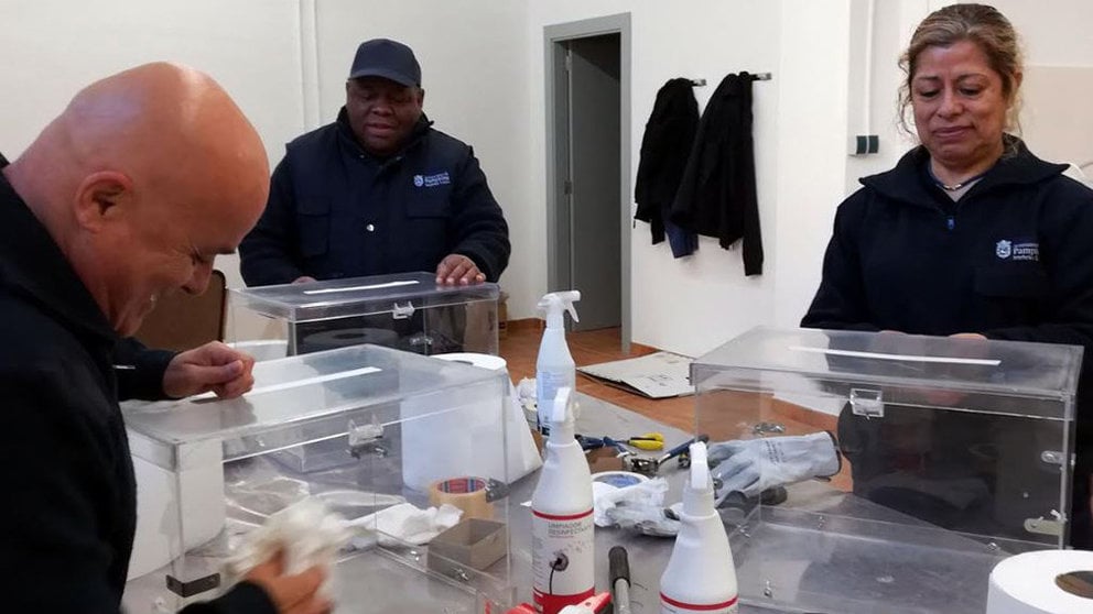 Un equipo de seis trabajadores limpia y repara las urnas electorales. AYUNTAMIENTO PAMPLONA