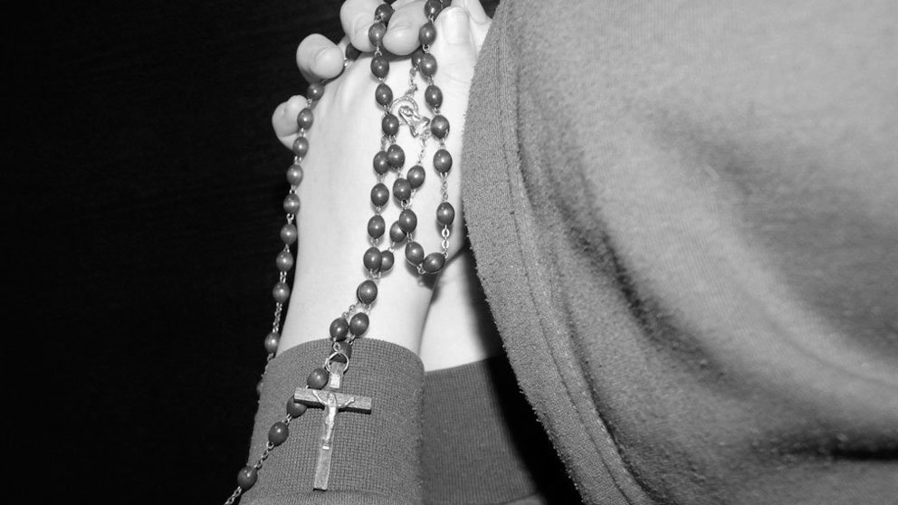 Un niño reza el rosario. ARCHIVO