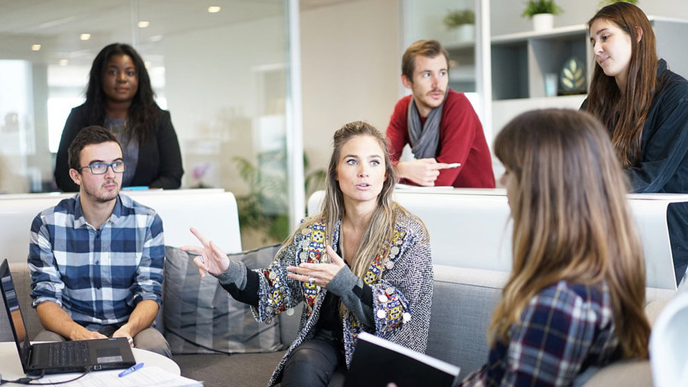 Imagen de un grupo de personas reunidas en una oficina para abordar cómo realizar entrevistas de trabajo personales ARCHIVO