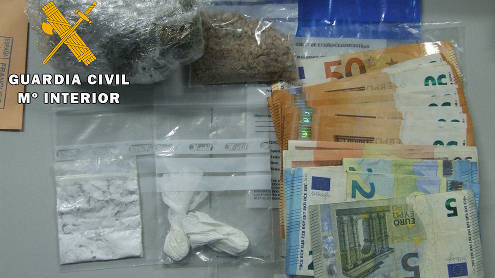 Droga y dinero incautado en la operación Argiano realizada por la Guardia Civil tras el registro de una vivienda en Castejón Foto GUARDIA CIVIL