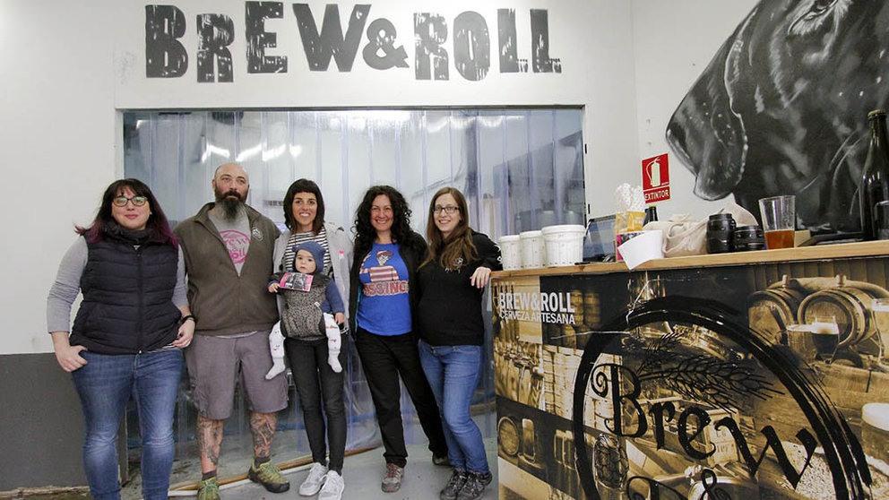 Cuatro mujeres cerveceras navarras se unen para crear una cerveza especial para el Día de la Mujer. De izquierda a derecha: Ana Murillo (El retrogusto es mío); Javier Zornoza (Brew and Roll); Alba Donadeu (Boga) y Haran; Mar Sánchez (La txika de la cerveza) e Itziar López (Brew and Roll).