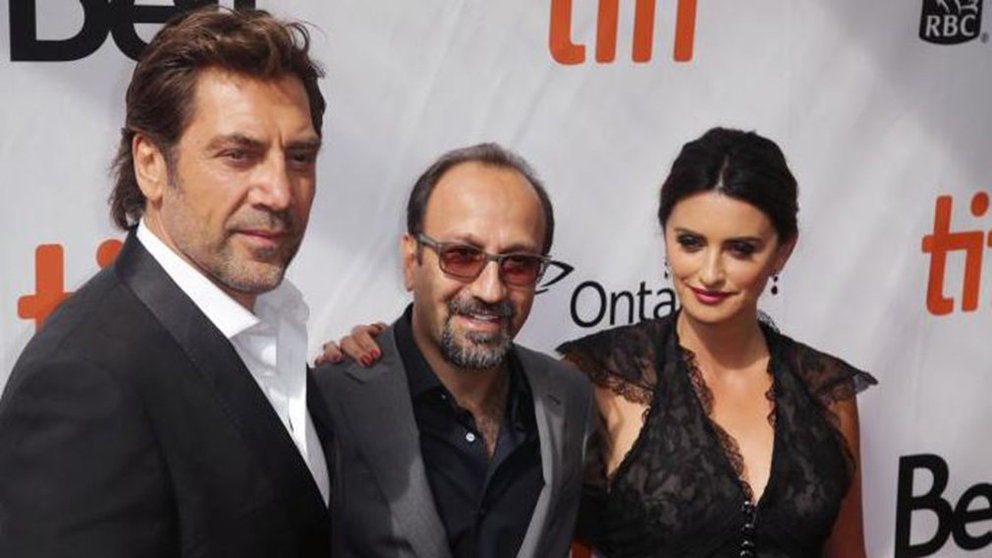 El director iraní Asghar Farhadi, entre Carlos Bardem y Penélope Cruz ARCHIVO