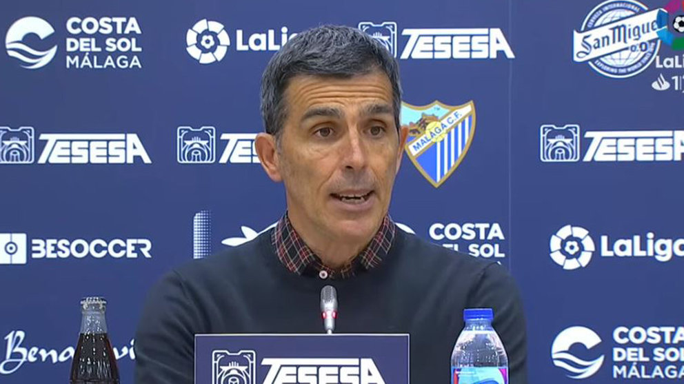 El entrenador Juan Ramón López Muñiz en rueda de prensa con el Málaga CF.