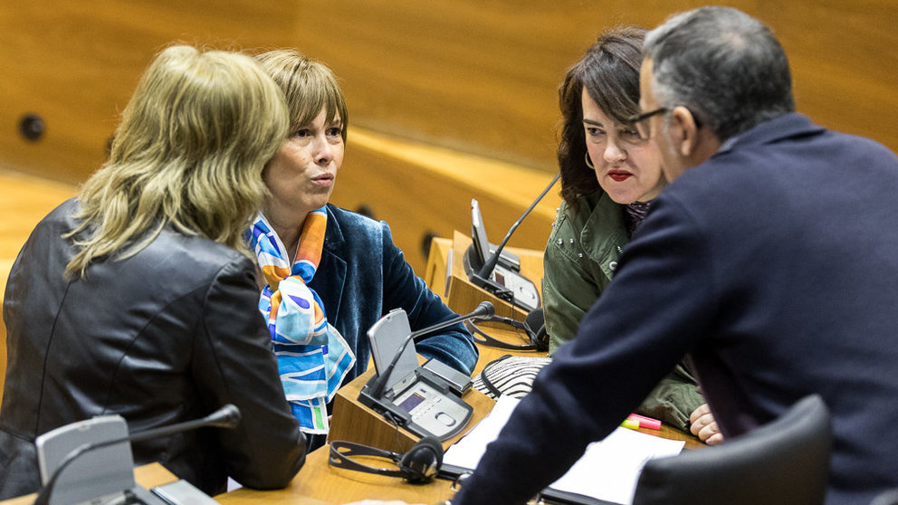La presidenta del Gobierno cuatripartito, Uxue Barkos (Geroa Bai), conversa con la presidenta del Parlamento de Navarra, Ainhoa Aznárez (Podemos), y algunos de sus compañeros de bancadas. IÑIGO ALZUGARAY