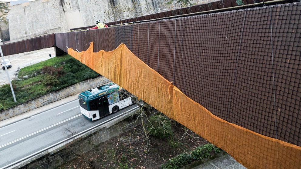 Desmontaje de la pasarela peatonal del Labrit de Pamplona (06). IÑIGO ALZUGARAY