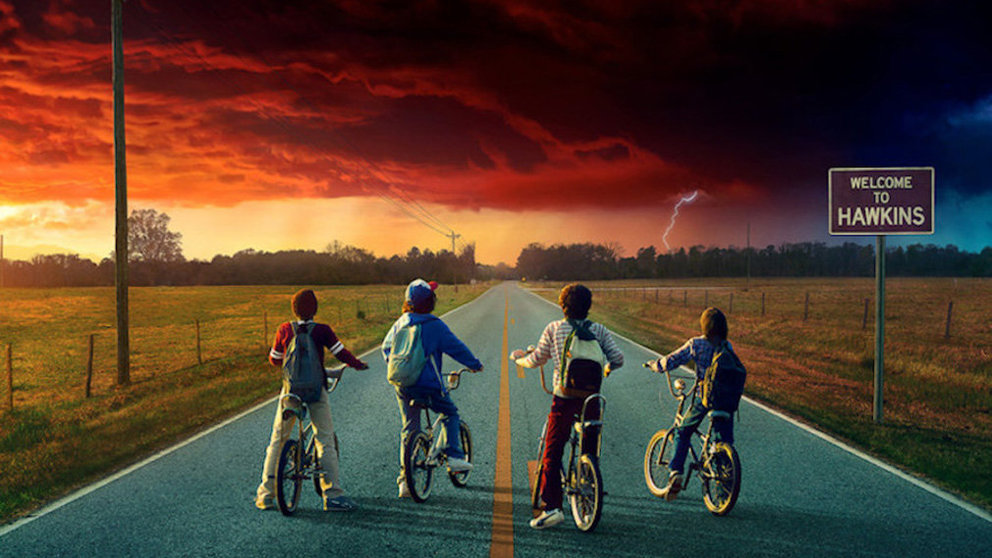 Cartel promocional de Stranger Things, una de las series de Netflix que ha puesto de moda las ficciones juveniles de misterio y aventura con guiños al cine de los año 80 Foto NETFLIX 1