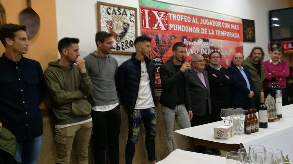 Oier Sanjurjo interviene en la entrega del trofeo al Pundonor. Twitter Carrusel Deportivo Navarra.