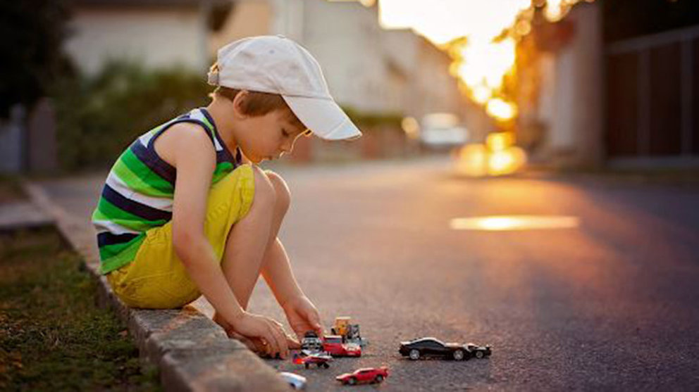 Un niño pequeño jugando en la calle ARCHIVO