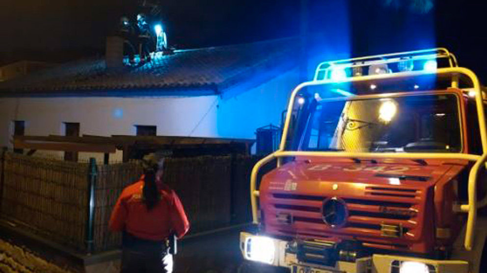 Bomberos y Policía Foral atienden el incendio de una chimenea en Arbeiza. CEDIDA