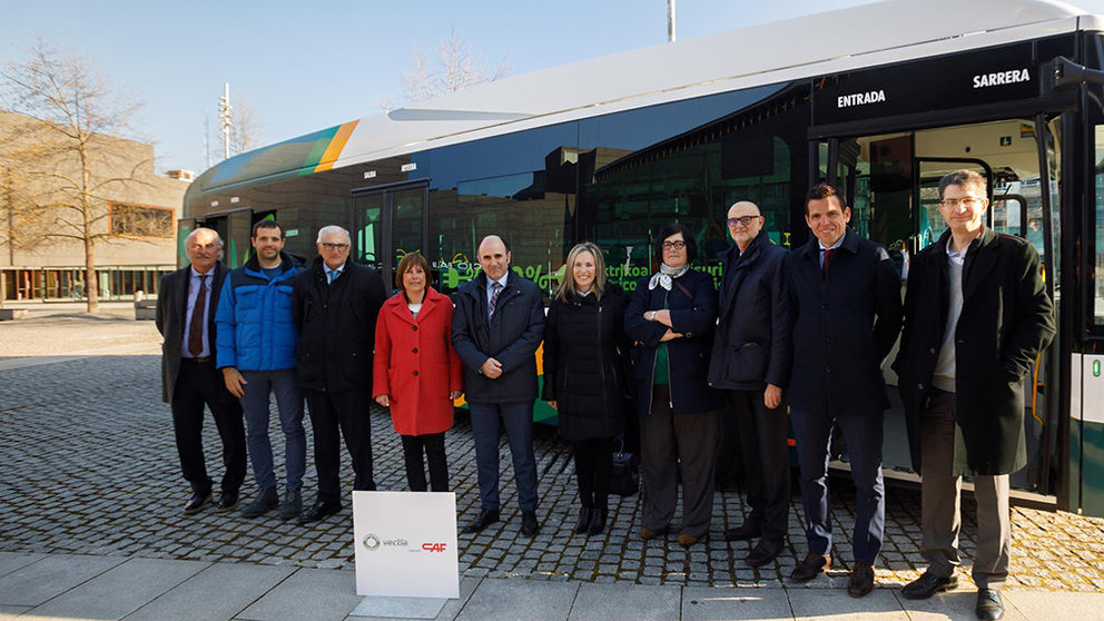 Autoridades y representantes de empresas ante uno de los autobuses eléctricos que desde hoy realizan el servicio de la línea 9 en la Comarca de Pamplona. CEDIDA