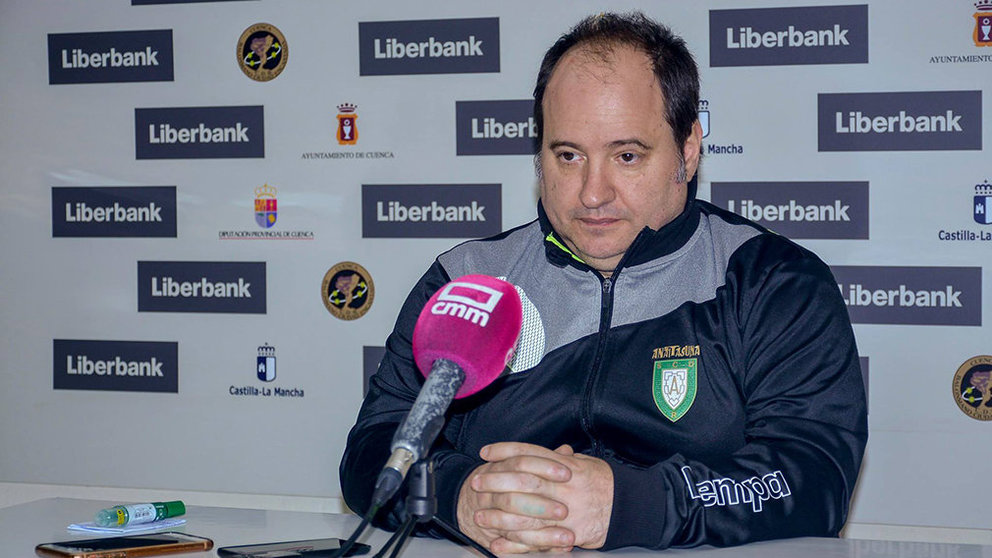 El entrenador del Anaitasuna, Iñaki Ániz, en rueda de prensa tras perder en Cuenca.  Facebook Ciudad Encantada.