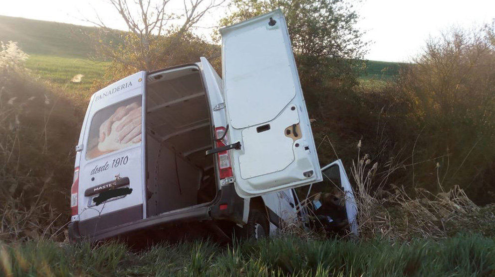 Imagen de la furgoneta de reparto que se ha accidentado entre Grez y Artieda Foto BOMBEROS DE NAVARRA