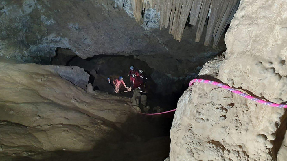 Los bomberos, junto a los dos jóvenes exraviados, en el interior de la cueva de Alli, en Larraun BOMBEROS DE NAVARRA
