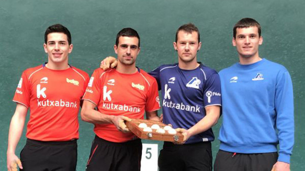 Los cuatro finalistas del torneo de promoción en el frontón Labrit. BaikoPilota.