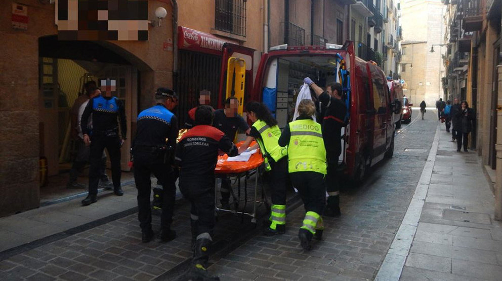 Bomberos, policías municipales y persona sanitario evacuan a la ambulancia al trabajador que ha resultado herido grave en una obra en la calle San Lorenzo de Pamplona POLICÍA MUNICIPAL DE PAMPLONA