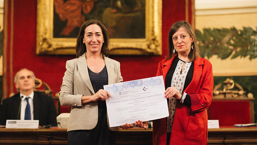 De izda. a dcha. Maite Sarobe recoge el premio de manos de Montserrat Pérez. GOBIERNO DE NAVARRA
