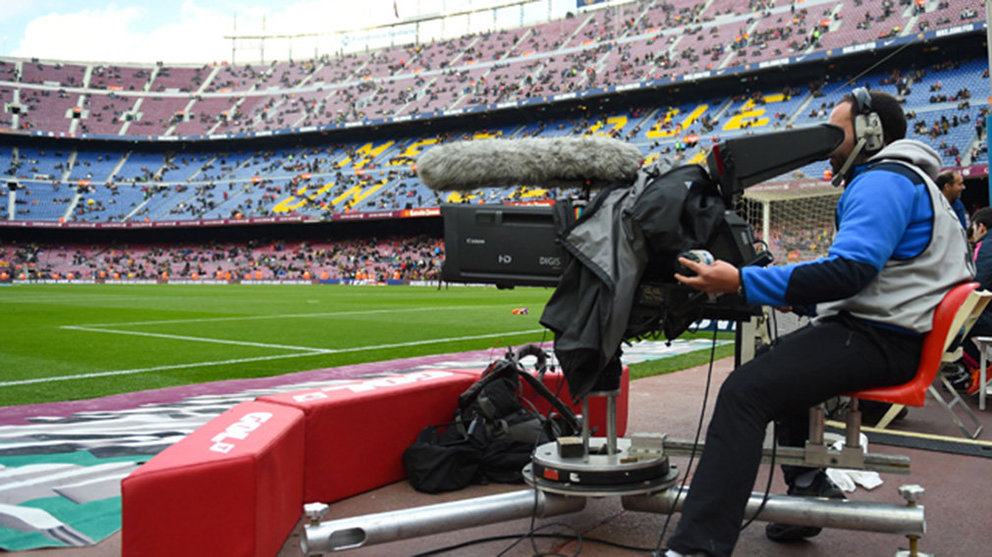 Una cámara de televisión en el Nou Camp de Barcelona. Sportyou.