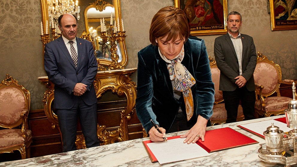 La presidenta del Gobierno de Navarra, Uxue Barkos, firma el decreto de convocatoria de elecciones al Parlamento de Navarra. IÑIGO ALZUGARAY (1)