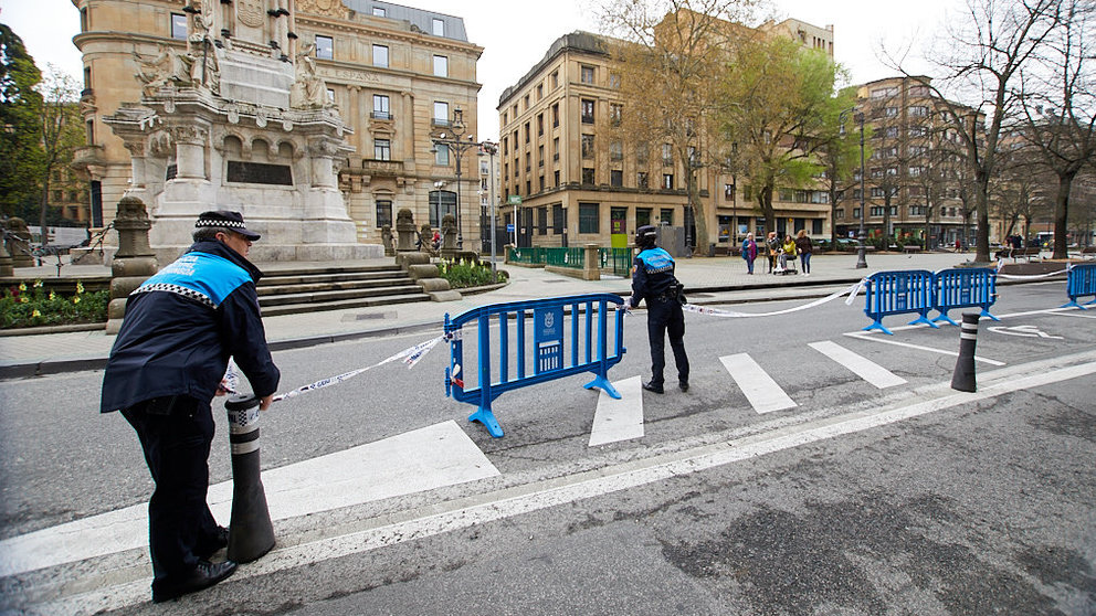 Un agente de la Policía Municipal vigila una de las plazas de aparcamiento reservada para personas con discapacidad en el Paseo Sarasate de Pamplona, junto al Monumento a los Fueros. IÑIGO ALZUGARAY