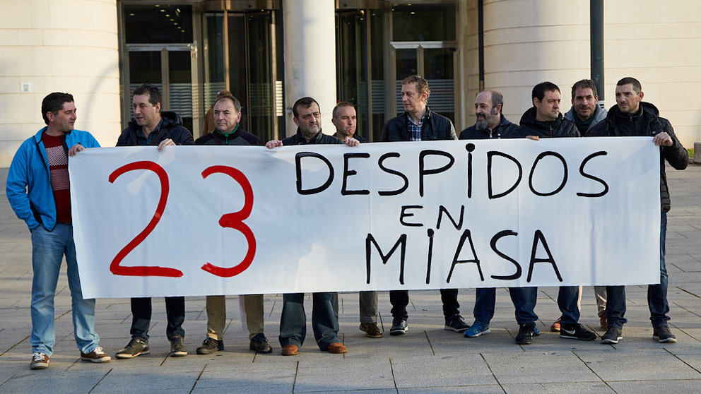 Concentración del comité de empresa de Miasa Pamplona ante el juicio por el despido de 23 personas (01). IÑIGO ALZUGARAY
