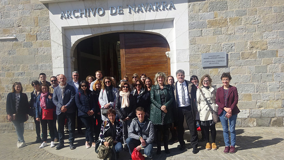 Delegaciones de las administraciones de turismo del sur de Francia y de Navarra durante la visita al Arhivo General de Navarra GOBIERNO FORAL