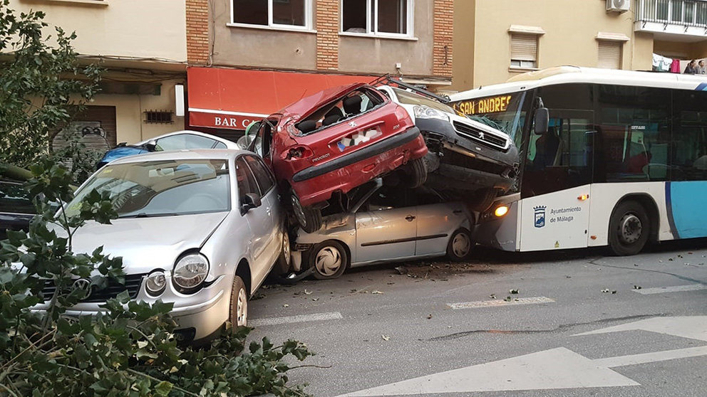Imagen del autobús urbano que ha sufrido un accidente y ha arrollado varios coches después de que su conductor sufriera un infarto EUROPA PRESS