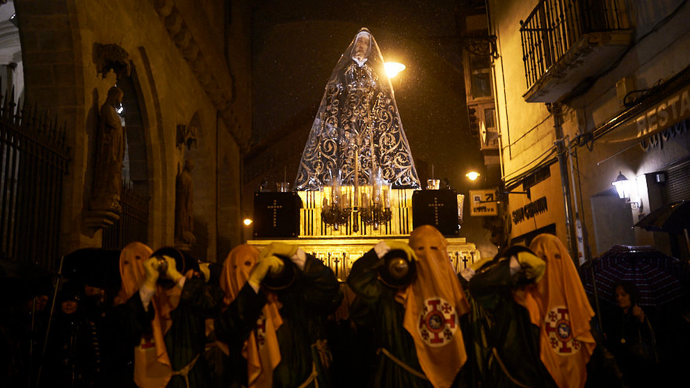 Traslado de la virgen Dolorosa desde San Lorenzo hasta la Catedral de Pamplona entre la lluvia. PABLO LASAOSA (17)