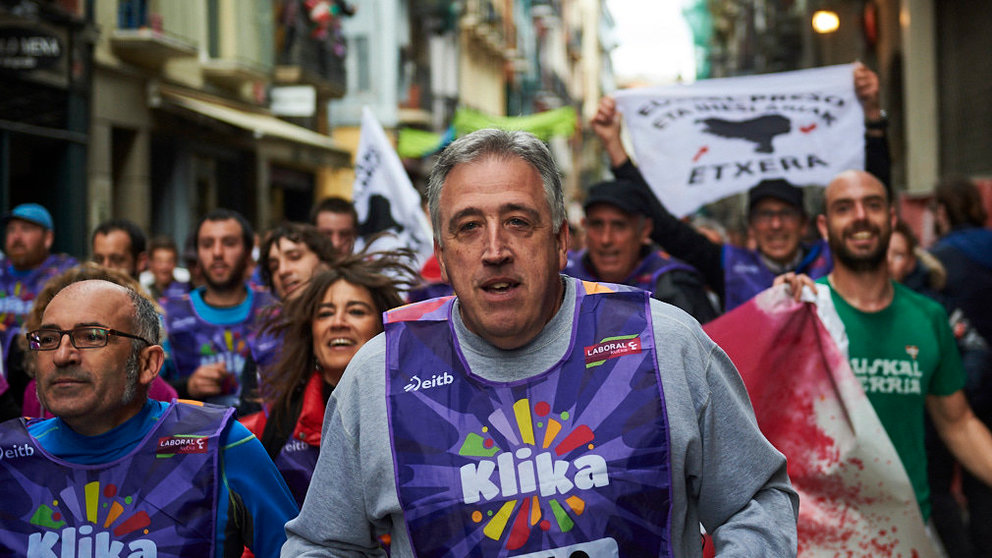 El Alcalde de Pamplona Joseba Asirón recoge el testigo de la Korrika en la Plaza del Ayuntamiento. MIGUEL OSÉS 7