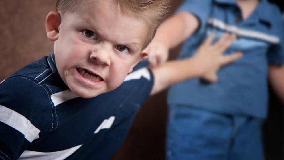 Imagen de un niño en actitud agresiva en medio de una clase del colegio. ARCHIVO