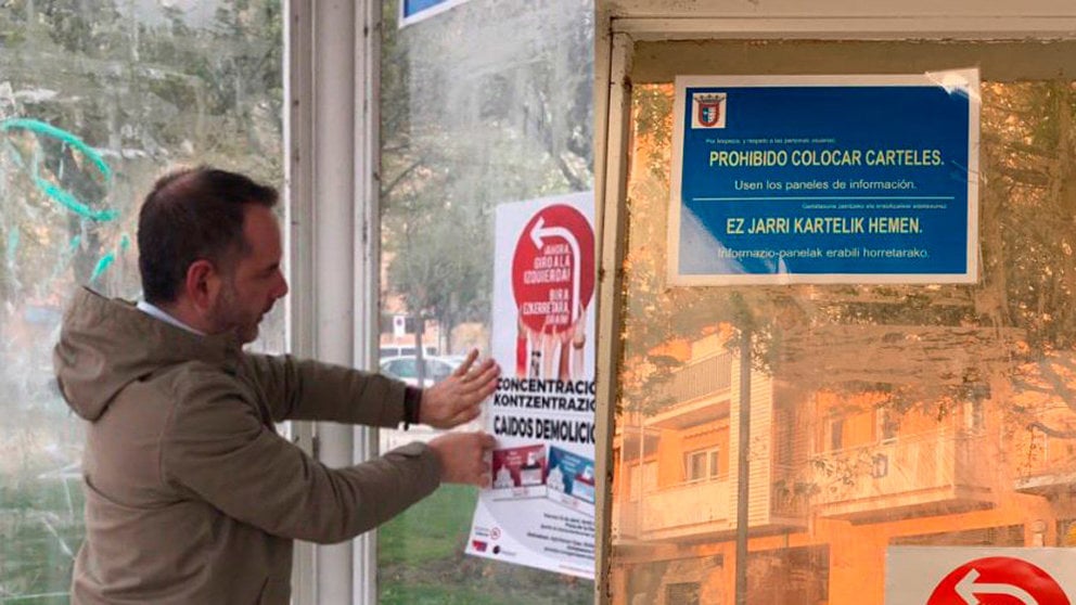 El edil de IE en Berriozar y senador, Iñaki Bernal, coloca carteles de su formación en un lugar prohibido. TWITTER