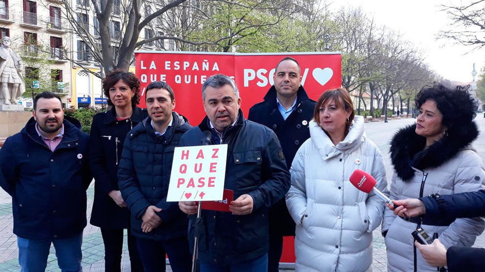 El candidato socialista por Navarra al Congreso, Santos Cerdán, realiza su acto en el Paseo de Sarasate EUROPA PRESS