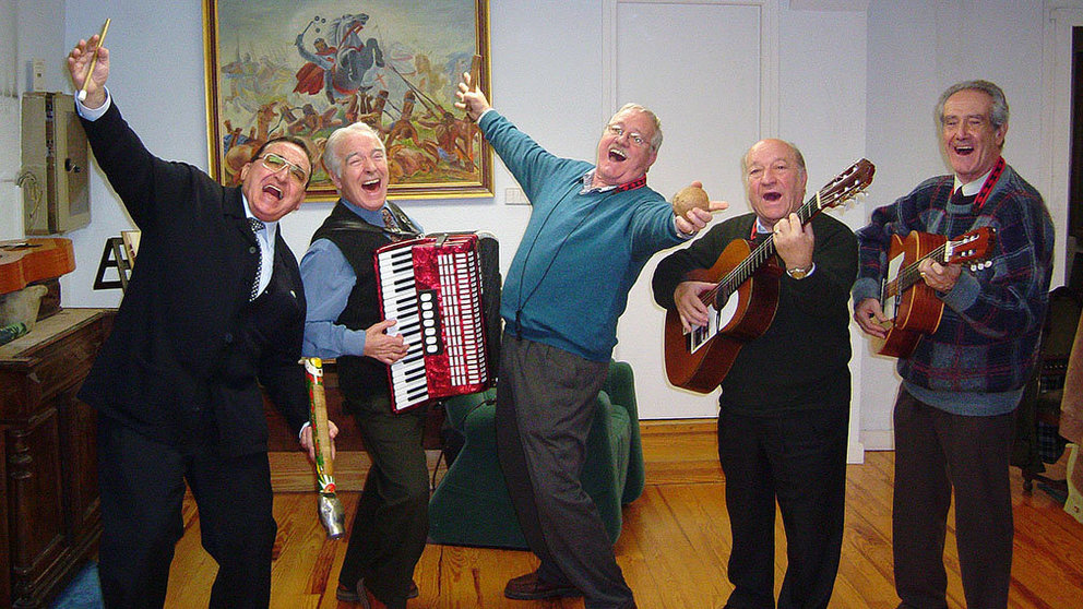 Los Iruña'ko, durante un ensayo en 2003. De izquierda a derecha Enrique Abad, Kike Los Arcos, Iñaki Astondoa, Alberto Huarte y Joaquín Zabalza.
