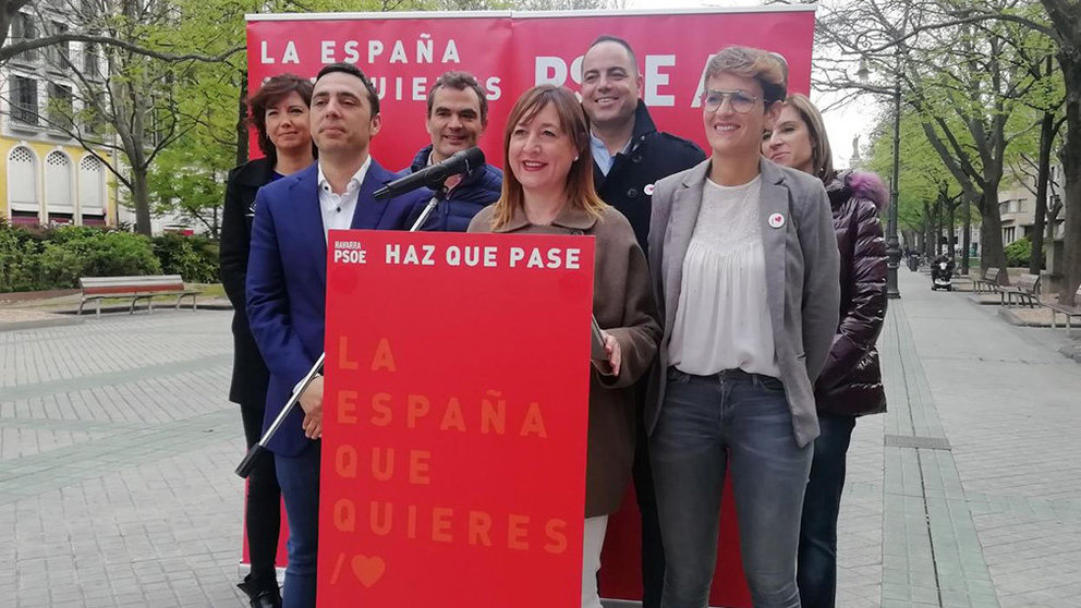 Conchi Ruiz acompañada de varios representantes socialistas EUROPA PRESS