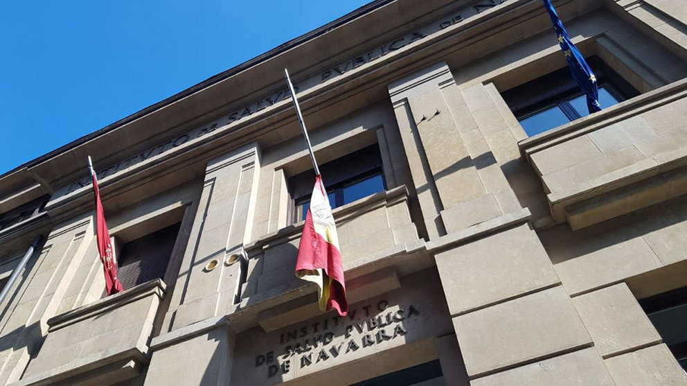 La bandera de España, hecha jirones y caída en el mástil en el edificio del Instituto de Salud Pública de Navarra, dependiente del Gobierno foral IMAGEN CEDIDA