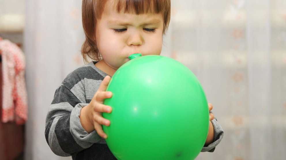 Imagen de archivo de un niño hinchando un globo ARCHIVO