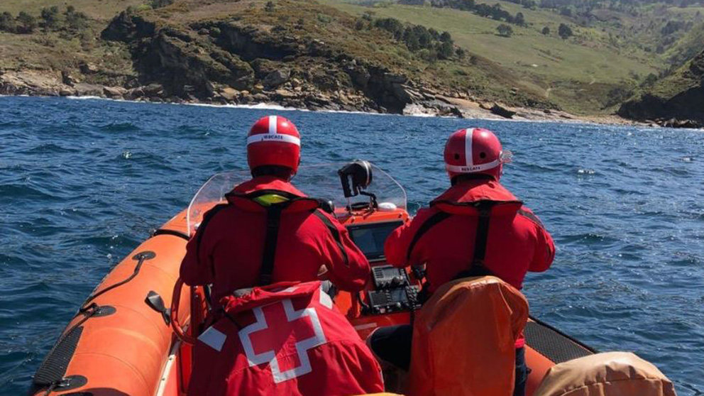 Una lancha de Cruz Roja colabora en el dispositivo de búsqueda del joven navarro que desapareció cuando pescaba en Jaizkiblel, en la localidad guipuzcoana de Hondarribia Foto TWITTER CruRojaHond