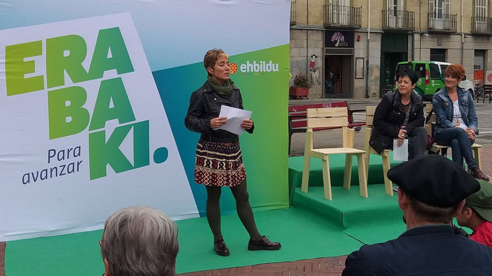 Bel Pozueta, candidata de EH Bildu, ofrece un discurso en un acto electoral junto a la candidata al Gobierno de Navarra, Bakartxo Ruiz, en la plaza San Francisco de Pamplona Foto BILDU