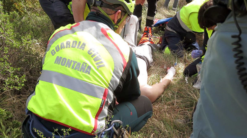 Primeras atenciones de la Guardia Civil y equipos sanitarios al motorista herido en Oroz-Betelu.